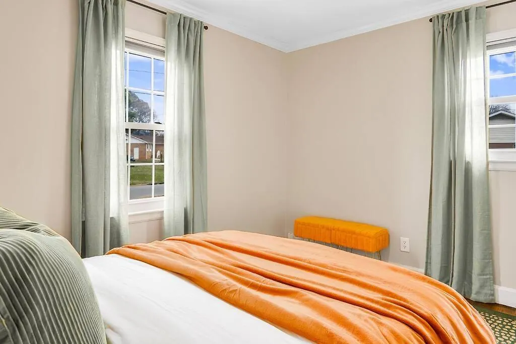 Holiday home 5Bd Vibrant Haven: Basketball - 10Mins To Airport Charlotte