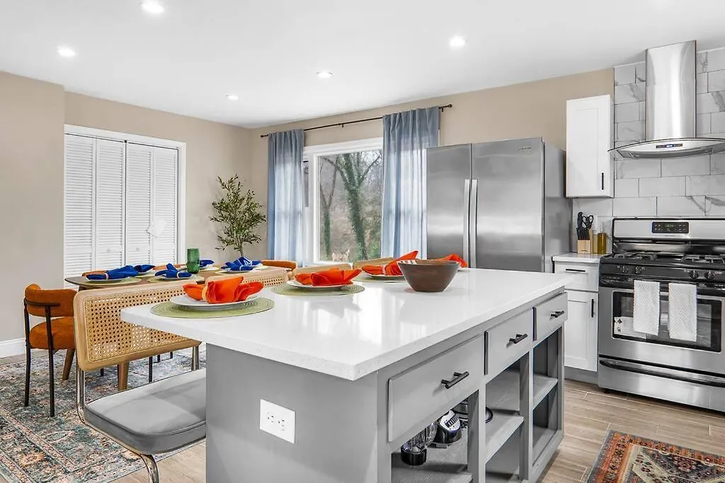 5Bd Vibrant Haven: Basketball - 10Mins To Airport Charlotte