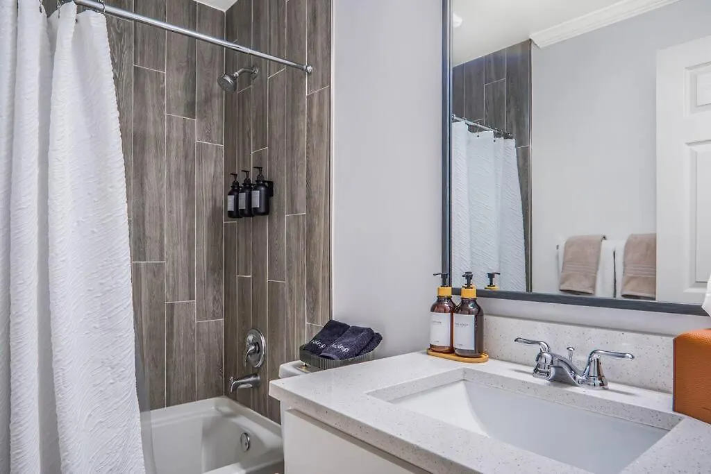 Holiday home 5Bd Vibrant Haven: Basketball - 10Mins To Airport Charlotte United States