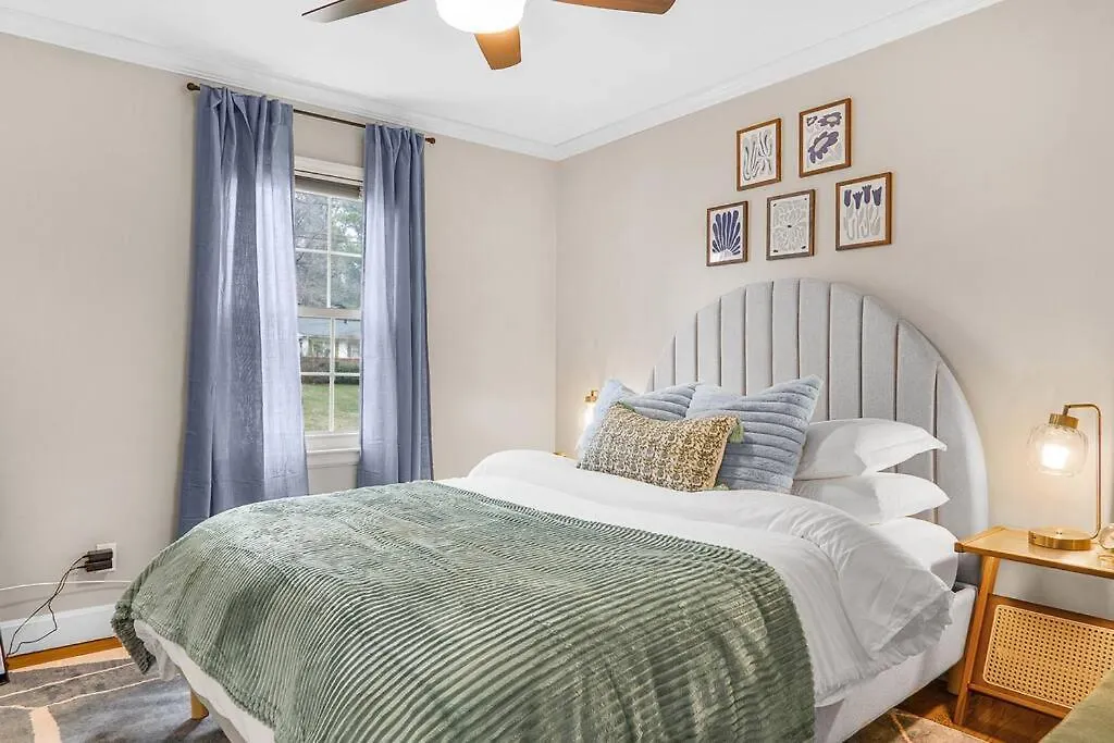 Holiday home 5Bd Vibrant Haven: Basketball - 10Mins To Airport Charlotte