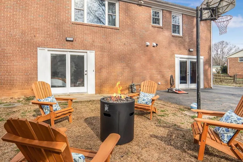 5Bd Vibrant Haven: Basketball - 10Mins To Airport Charlotte Holiday home